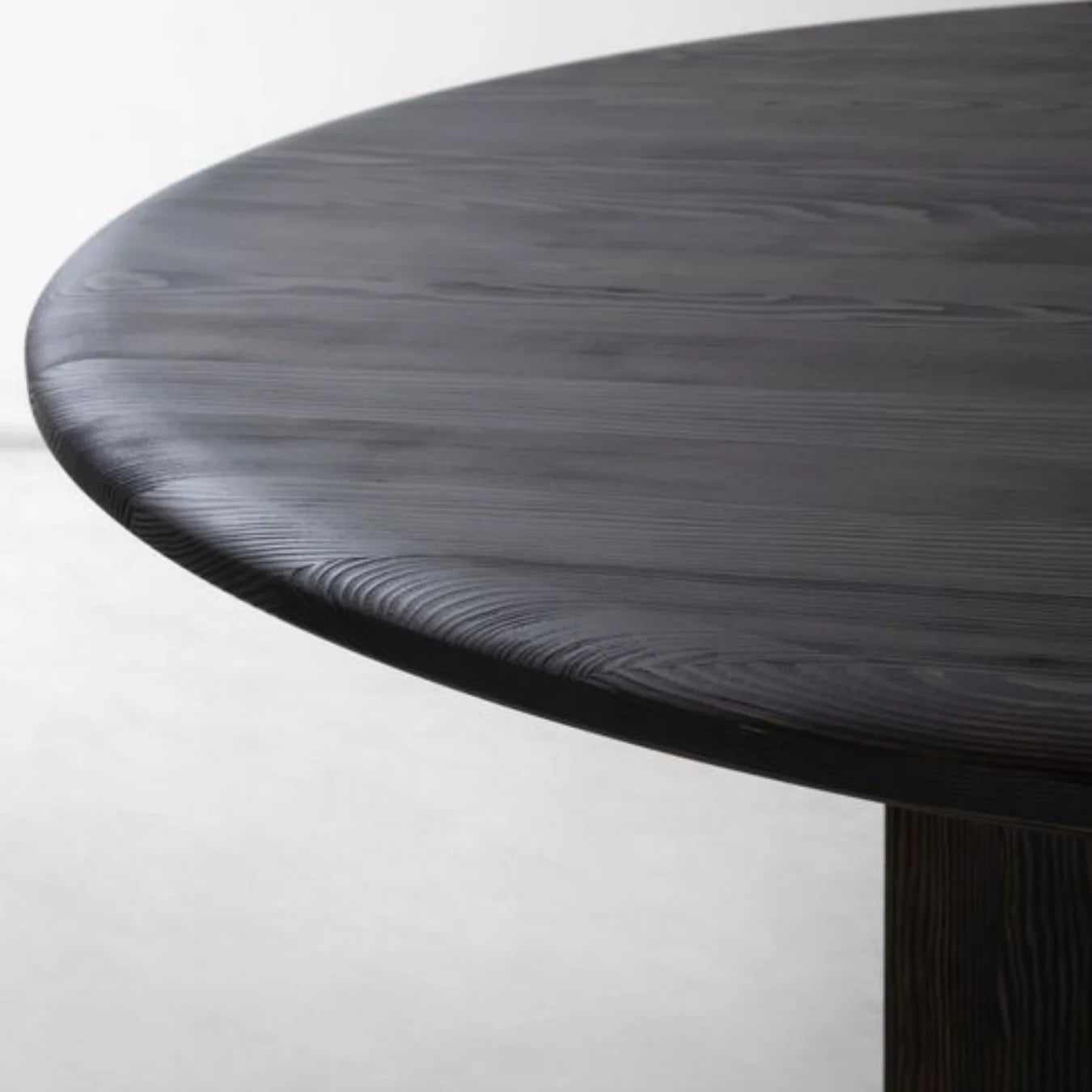 FAIFO ROUND DINING TABLE